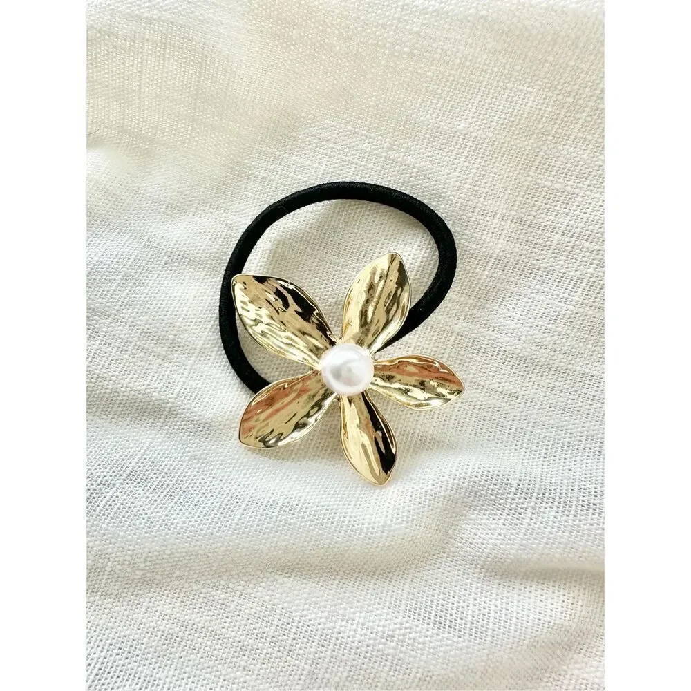 Gold flower with faux pearl hair tie ￼